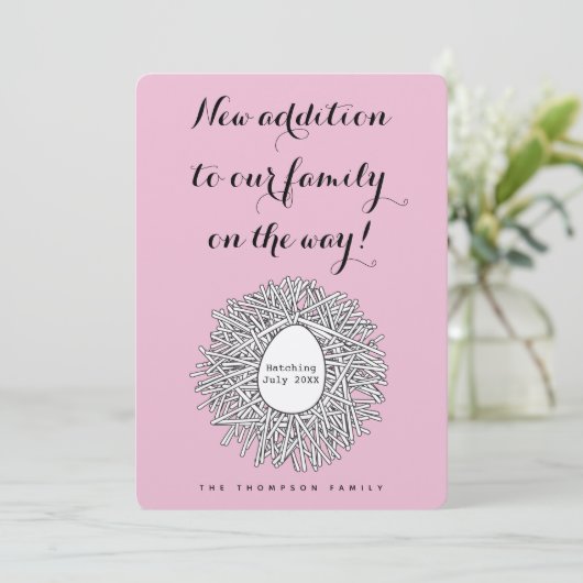 ネストモノグラム赤ちゃん女の子妊娠発表 招待状 (スタンド正面)