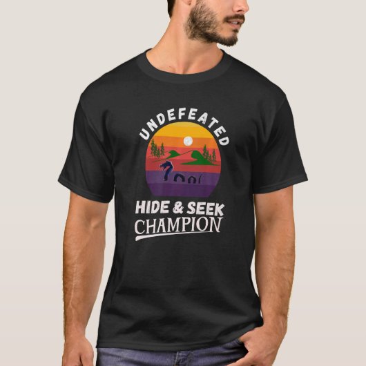 ネス湖の怪獣が勝ち取らない隠れ家とチャンピオを探す Tシャツ (正面)