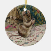 ネズミが針を通す（ビアトリックス・ポッター） セラミックオーナメント (正面)