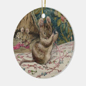 ネズミが針を通す（ビアトリックス・ポッター） セラミックオーナメント (左)