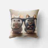 ネズミが黒い眼鏡の後ろから覗き込む クッション (裏面)