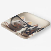 ネズミが黒い眼鏡の後ろから覗き込む ペーパープレート (傾斜あり)