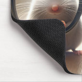 ネズミが黒い眼鏡の後ろから覗き込む マウスパッド (コーナー)