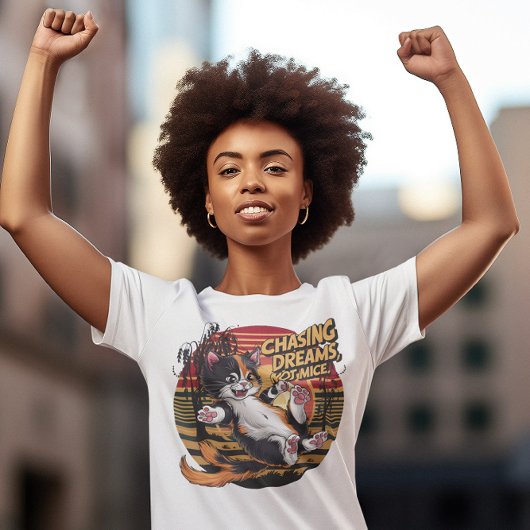 ネズミではなく夢を追う猫のエレガンス Tシャツ