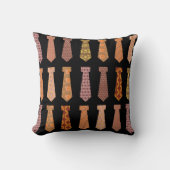 ネックタイブラウンエピックパターンデザイン クッション (正面)