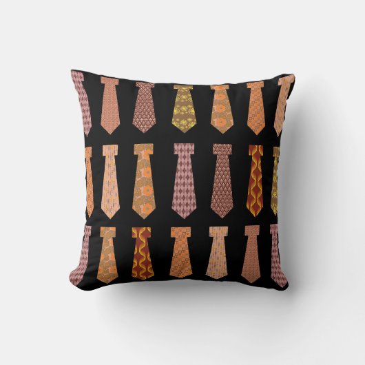 ネックタイブラウンエピックパターンデザイン クッション (正面)