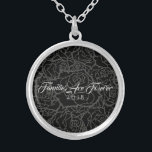 ネックレスブラック&シルバーバラ – 家族は永遠にある シルバープレートネックレス<br><div class="desc">ブラックの背景と冬の白の台本の数々の「家族は永遠に2018」の文字の上にグレーバラのプリントでシルバーメッキでファンシー示されたネックレス。特別な日カスタマイズ付きのこのネックレスまたは/またはあなたのスタイルを選択するか、色を変更する。設計買通り。</div>