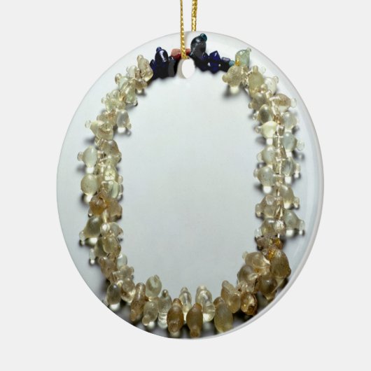 ネックレス、Pritluryから、鉄器時代、紀元前の4世紀 セラミックオーナメント (左)