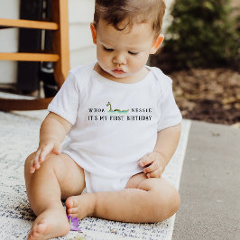 ネッシーでビッグバン!スコットランドテーマの1歳の誕生日 ベビーTシャツ