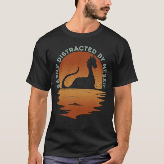 ネッシーに簡単に気を取られる – Nessie Loch Ness Tシャツ (正面)