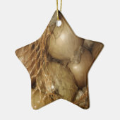 ネットの玉ねぎ、野菜、スパイシーな料理 セラミックオーナメント (左)