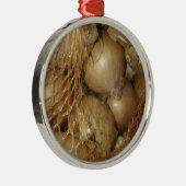 ネットの玉ねぎ、野菜、スパイシーな料理 メタルオーナメント (右)