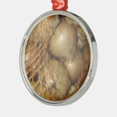 ネットの玉ねぎ、野菜、スパイシーな料理 メタルオーナメント (左)