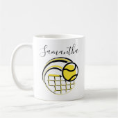 ネットスポ飛んでいるート上のテニスパーソナライズされたボール コーヒーマグカップ (左)