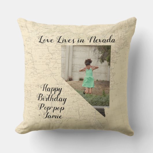 ネバダ州に住む古い地図の愛の州形写真 クッション (正面)