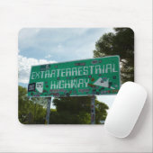 ネバダ州レイチェルの地球外高速道路標識 マウスパッド (マウス)