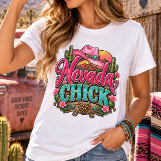 ネバダ・チック・レトロ・ウェスタン・カウガール・デザートデザイン Tシャツ