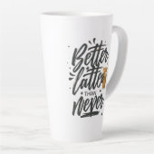 ネバーコーヒーよりも良いラテおもしろい引用文 カフェラテマグ (右アングル)