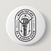 ネバーレイトスケルトンサーファーシック海ビベス 缶バッジ (正面)