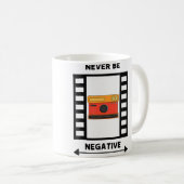 ネバー ビー ネガティブ メンズフォトグラフィーTシャツ コーヒーマグカップ (正面右)