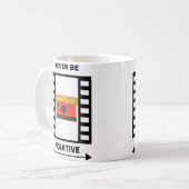 ネバー ビー ネガティブ メンズフォトグラフィーTシャツ コーヒーマグカップ (正面左)