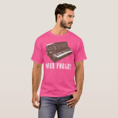 ネバー・フォーゲット・シンセサイザー - レトロ・ピアノ デザイン Tシャツ (正面フル)