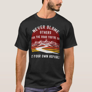ネバー・ブレイム・アザーズ イッツ・ユア・オウン・アスファルト レトロ Tシャツ