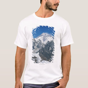 ネパールのヒマラヤ山脈、GokyoからのMtエベレストの眺め Tシャツ