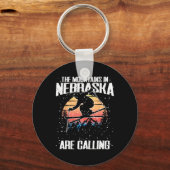 ネブラスカの山々がスキーを呼びおもしろいている キーホルダー (正面)