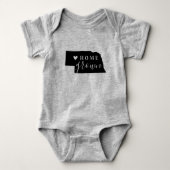 ネブラスカホームグロウン州ティー ベビーボディスーツ (正面)