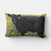 ネブラスカ州のヒマワリの中の子牛 ランバークッション (裏面)
