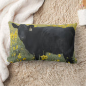 ネブラスカ州のヒマワリの中の子牛 ランバークッション (ブランケット)