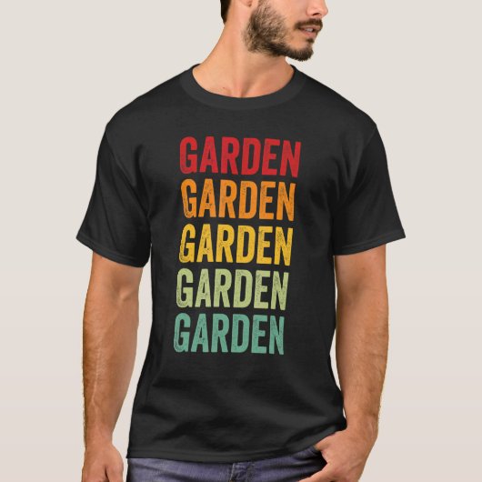 ネブラスカ州ガーデン郡の虹色テキストデザイン Tシャツ (正面)