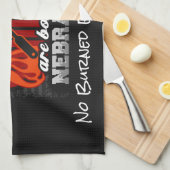 ネブラスカ州生まれでグリルのマスターがスローガンを追加 キッチンタオル (四つ折り)