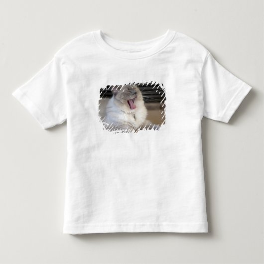 ネヴァマスカレード猫のあくび トドラーTシャツ (正面)