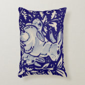 ネービーブルーホワイトラビットファミリーフローラルデダムデルフト アクセントクッション (正面(垂直))