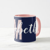 ネービーブルー赤面ピンクハンドスクリプトモノグラム マグカップ (正面右)
