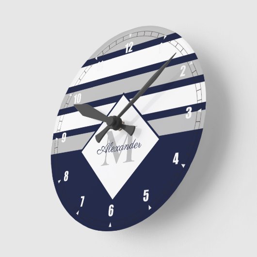 ネービ航海のーブルーグレーモダンモストライプノグラム ラウンド壁時計 (傾斜)