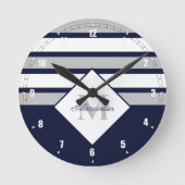 ネービ航海のーブルーグレーモダンモストライプノグラム ラウンド壁時計 (正面)