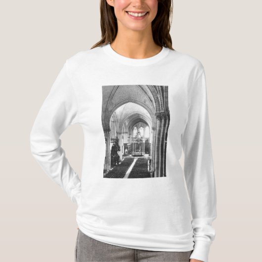 ネーブおよび聖歌隊の内部の意見 Tシャツ (正面)