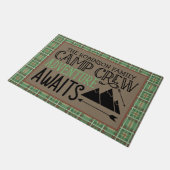 ネームパーソナライズされたキャビンキャンピングアドベンチャー ドアマット (アングル)