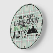 ネームパーソナライズされたキャビンキャンピングアドベンチャー ラージ壁時計 (傾斜)
