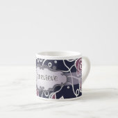 ネームプレートを持つ紫色のステンドグラスのバラ エスプレッソカップ (正面右)