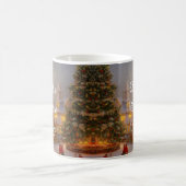 ノスタルジックな村のシーンの雪のクリスマスツリー コーヒーマグカップ (中央)