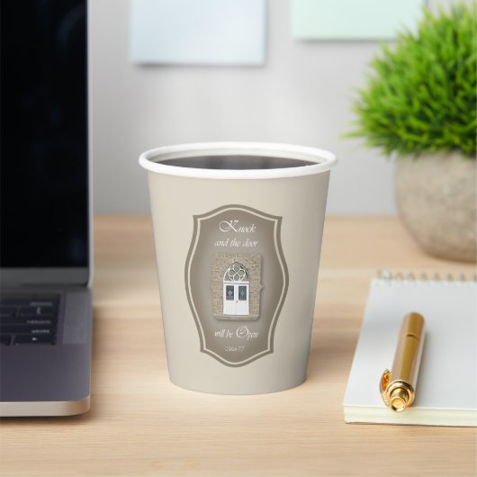 ノックとドアが開く – 紙カップ 紙コップ (インサイチュ)