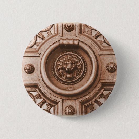 ノックノック – バルセロナオールドクォータードアノッカー 缶バッジ (正面)