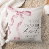 ノットを結ぶピンクのボウ ブライダルシャワーのギフト クッション (ブランケット)