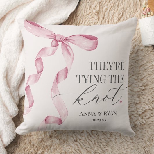 ノットを結ぶピンクのボウ ブライダルシャワーのギフト クッション (ブランケット)