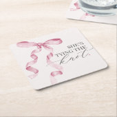 ノットを結ぶピンクのボウ ブライダルシャワーデコレーション スクエアペーパーコースター (アングル)