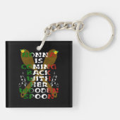 ノナは来木のスプーンで背中を支えている キーホルダー (裏面)